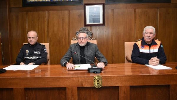 El concejal de Seguridad Ciudadana, José Antonio Cartón, junto al Intendente Jefe de la Policía Municipal de Ponferrada y el coordinador de Protección Civil, José Manuel Ezquerro. / QUINITO