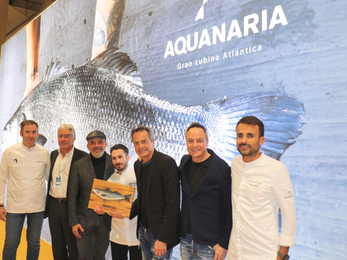 Samuel Naveira recibiendo el segundo premio de los premios Aquanaria 2023. 