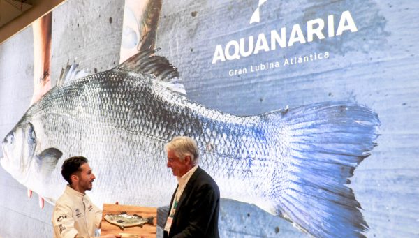 Samuel Naveira recibiendo el segundo premio de los premios Aquanaria 2023.