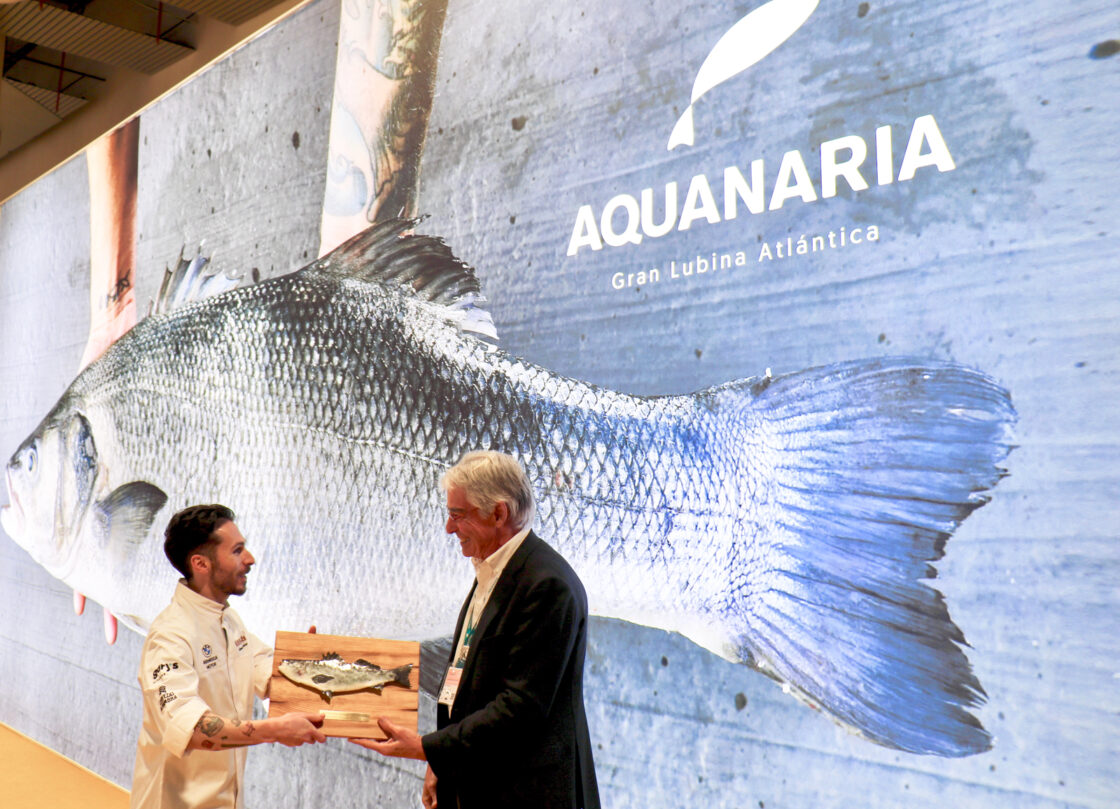 Samuel Naveira recibiendo el segundo premio de los premios Aquanaria 2023.