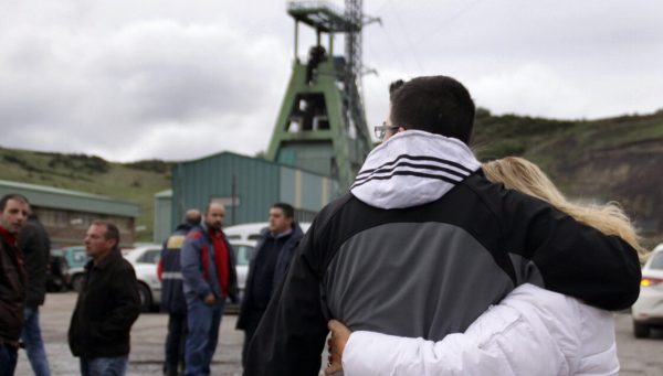 Familiares y amigos de los fallecidos en la entrada del Pozo Emilio del Valle