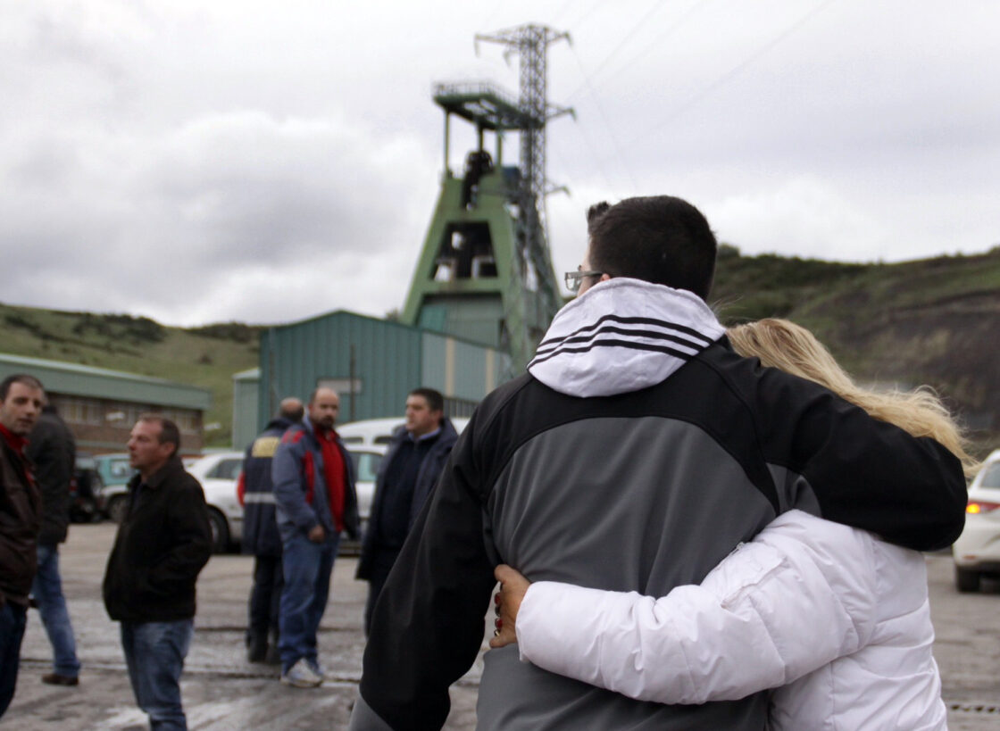 Familiares y amigos de los fallecidos en la entrada del Pozo Emilio del Valle