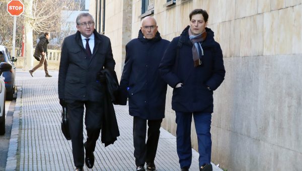 El que fuera director general de la Hullera Vasco Leonesa, Mario Calvo (C), llega al juicio por la muerte de seis mineros de la Hullera Vasco Leonesa