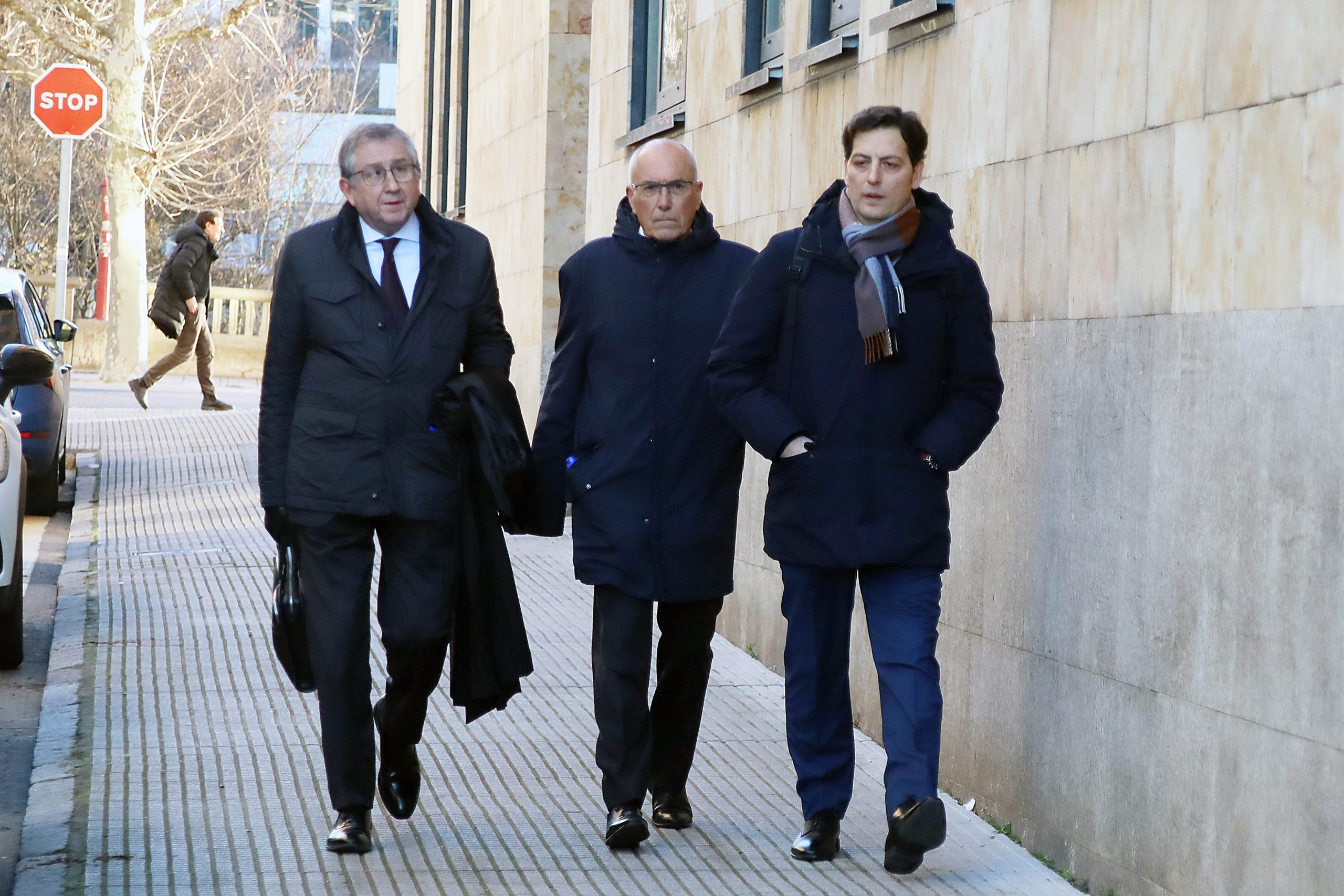 El que fuera director general de la Hullera Vasco Leonesa, Mario Calvo (C), llega al juicio por la muerte de seis mineros de la Hullera Vasco Leonesa