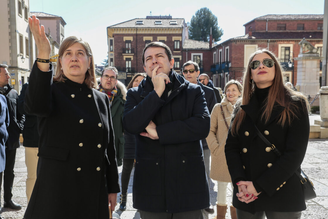 El presidente del Partido Popular de Castilla y León, Alfonso Fernández Mañueco visita la capital leonesa acompañado de la presidenta provincial del partido, Ester Muñoz y de la candidata al Ayuntamiento de León, Margarita Torres, entre otros miembros del partido