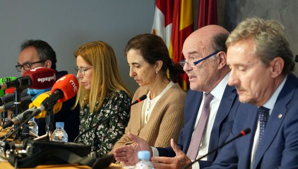 El presidente del Consejo de Colegios Oficiales de Médicos de Castilla y León, José Luis Díaz Villarig, y las sociedades científicas de Atención Primaria analizan el futuro del primer nivel asistencial