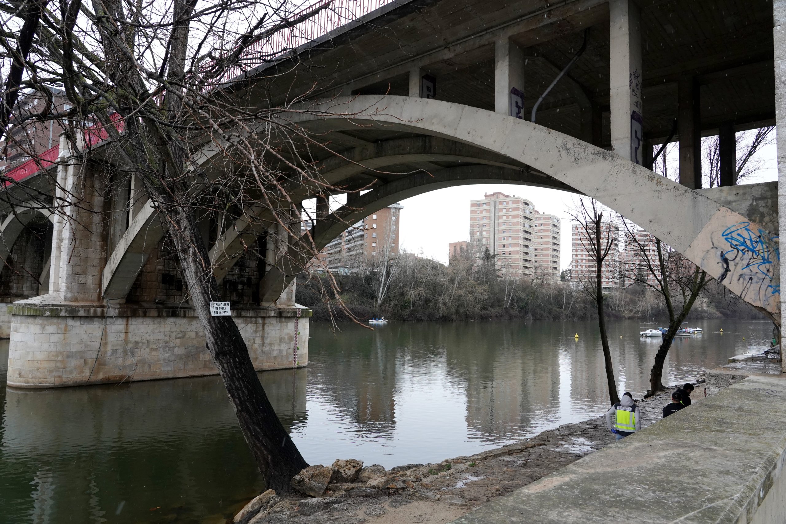 Rescatan un cadáver flotando en el río Pisuerga a la altura del puente de Poniente. / ICAL