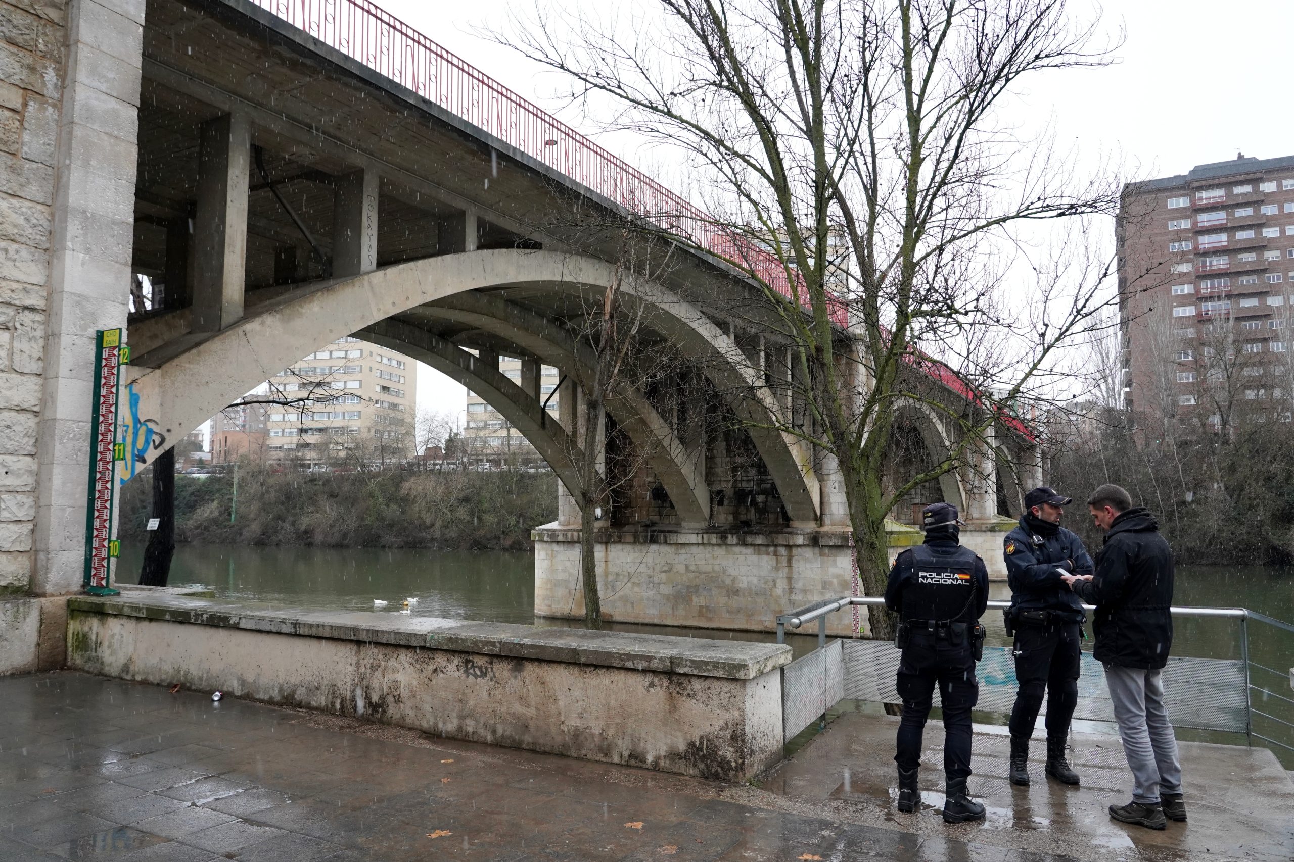 Rescatan un cadáver flotando en el río Pisuerga a la altura del puente de Poniente. / ICAL