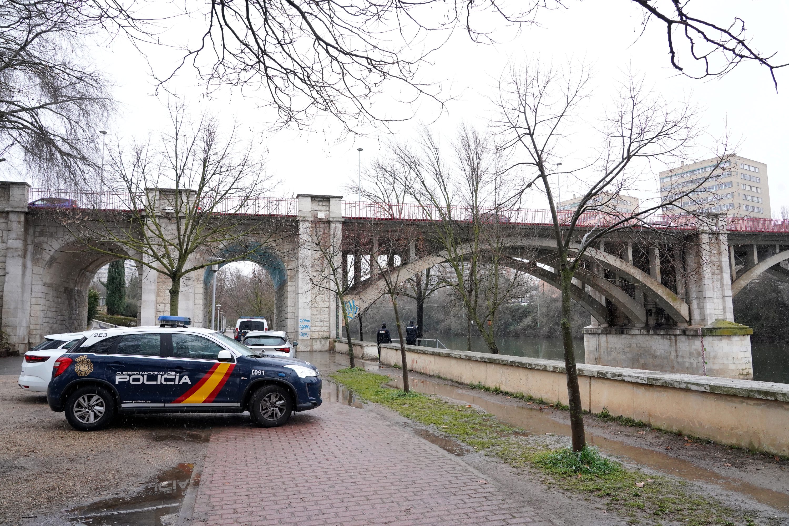 Rescatan un cadáver flotando en el río Pisuerga a la altura del puente de Poniente. / ICAL