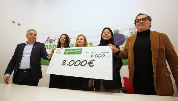 La presidenta de Asprona Bierzo, Rosa Rodríguez (C), junto al director general de Asprona Bierzo, Valentín Barrio (I), y el director de comunicación de Caja Rural, Narciso Prieto (D), durante la presentación del acuerdo de colaboración alcanzado entre ambas entidades