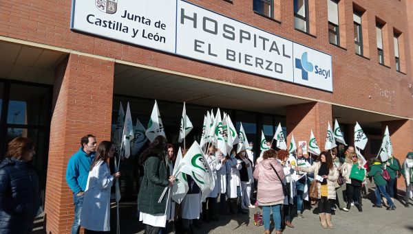 Concentración del sindicato CSIF a las puertas del Hospital El Bierzo