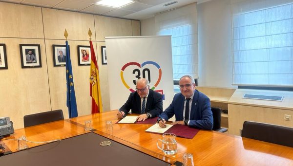 Firma del protocolo de actuación en materia de colaboración administrativa para el registro y admisión de solicitudes ante la Jefatura Provincial de Tráfico de León. / Ayuntamiento de Ponferrada