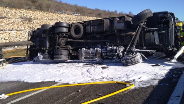 Accidente de un camión en la recta de Almázcara de la A-6