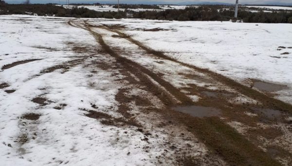 Camino destrozado con marcas de derrapes en San Cristóbal de Valdueza