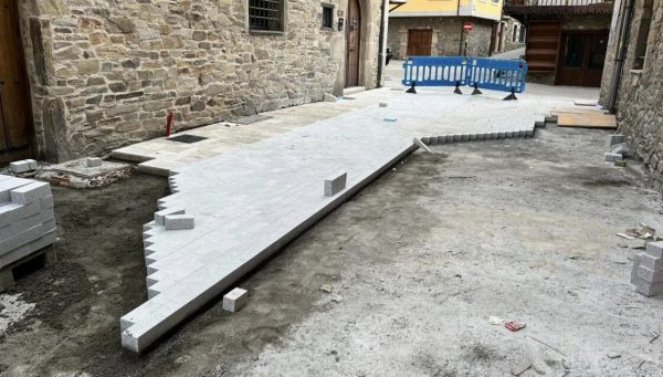 Obras en la calle del Palacio de Molinaseca