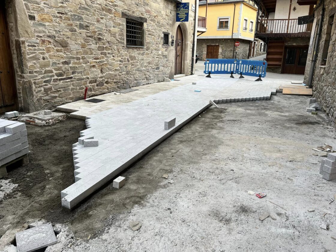 Obras en la calle del Palacio de Molinaseca