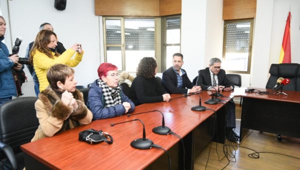 Los concejales del PP, durante el pleno extraordinario del Ayuntamiento de Cacabelos para nombrar alcaldesa a Irene González