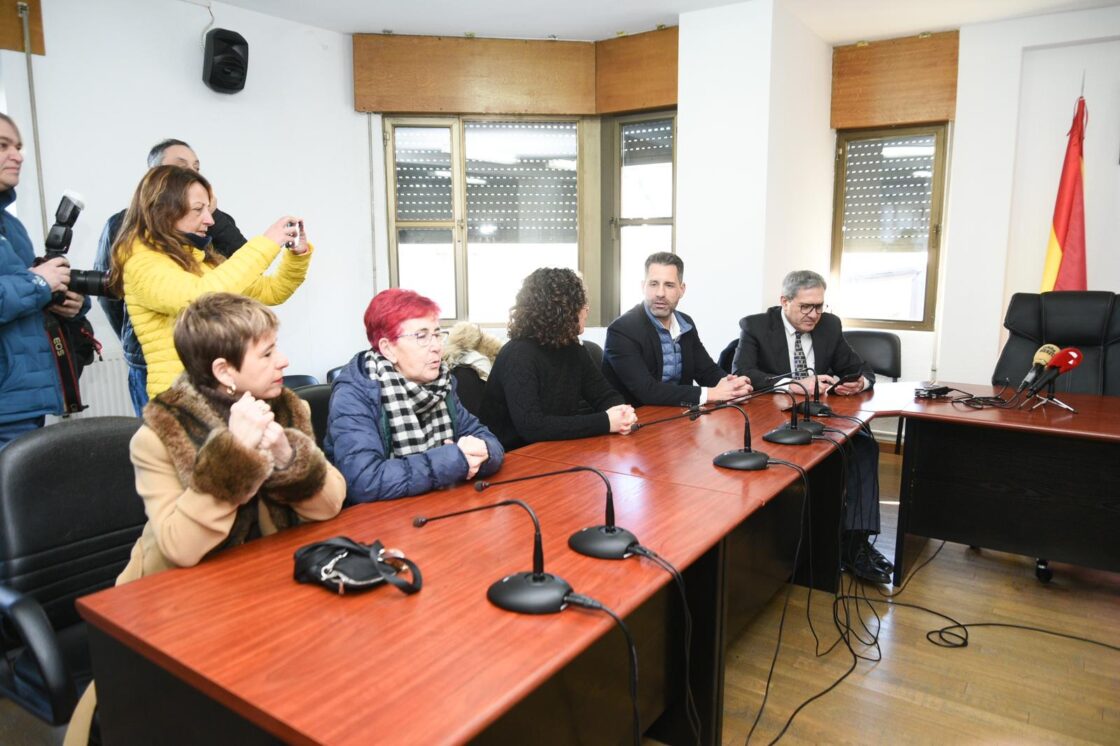 Los concejales del PP, durante el pleno extraordinario del Ayuntamiento de Cacabelos para nombrar alcaldesa a Irene González