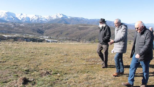 Olegario Ramón, en el centro, durante su última visita a Espinoso de Compludo