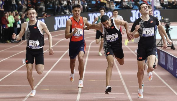 Saúl Ordóñez (2d) se proclama campeón en la final masculina de 800 metros lisos del Campeonato de España de atletismo en pista cubierta