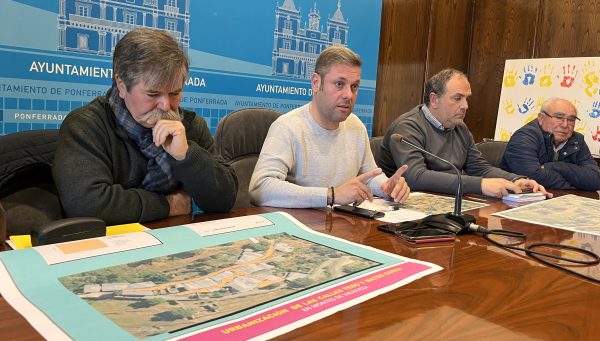 El concejal de Medio Rural de Ponferrada, Iván Alonso, durante la presentación del proyecto de urbanización de la localidad de Montes de Valdueza