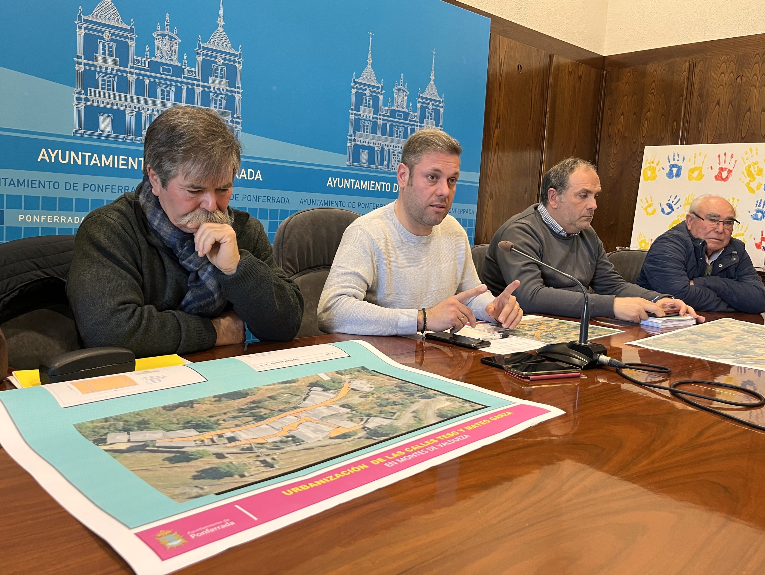 El concejal de Medio Rural de Ponferrada, Iván Alonso, durante la presentación del proyecto de urbanización de la localidad de Montes de Valdueza