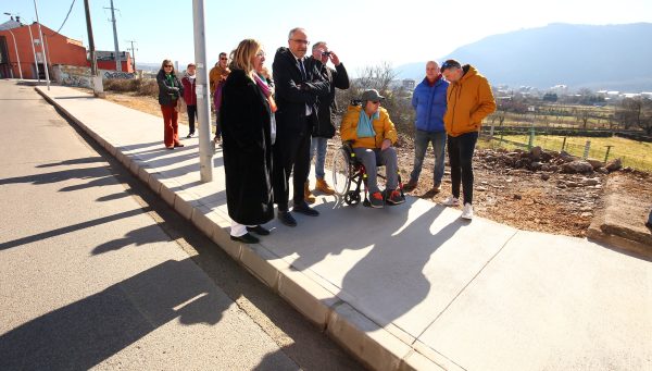 El alcalde de Ponferrada, Olegario Ramón, inaugura la obra de urbanización de la avenida de Extremadura, en el barrio de La Placa