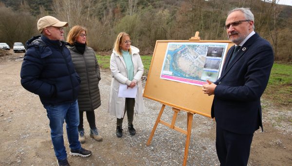 El alcalde de Ponferrada, Olegario Ramón, y los concejales de Sostenibilidad Medioambiental e Infraestructuras, Pedro F. Robles y Carmen Doel, durante la visita a la obra finalizada del colector del río Boeza. / César Sánchez