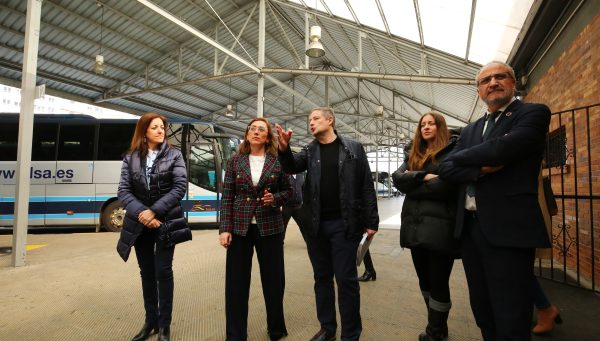 La consejera de Movilidad y Transformación Digital, María González Corral, visita la estación de autobuses de Ponferrada. / César Sánchez