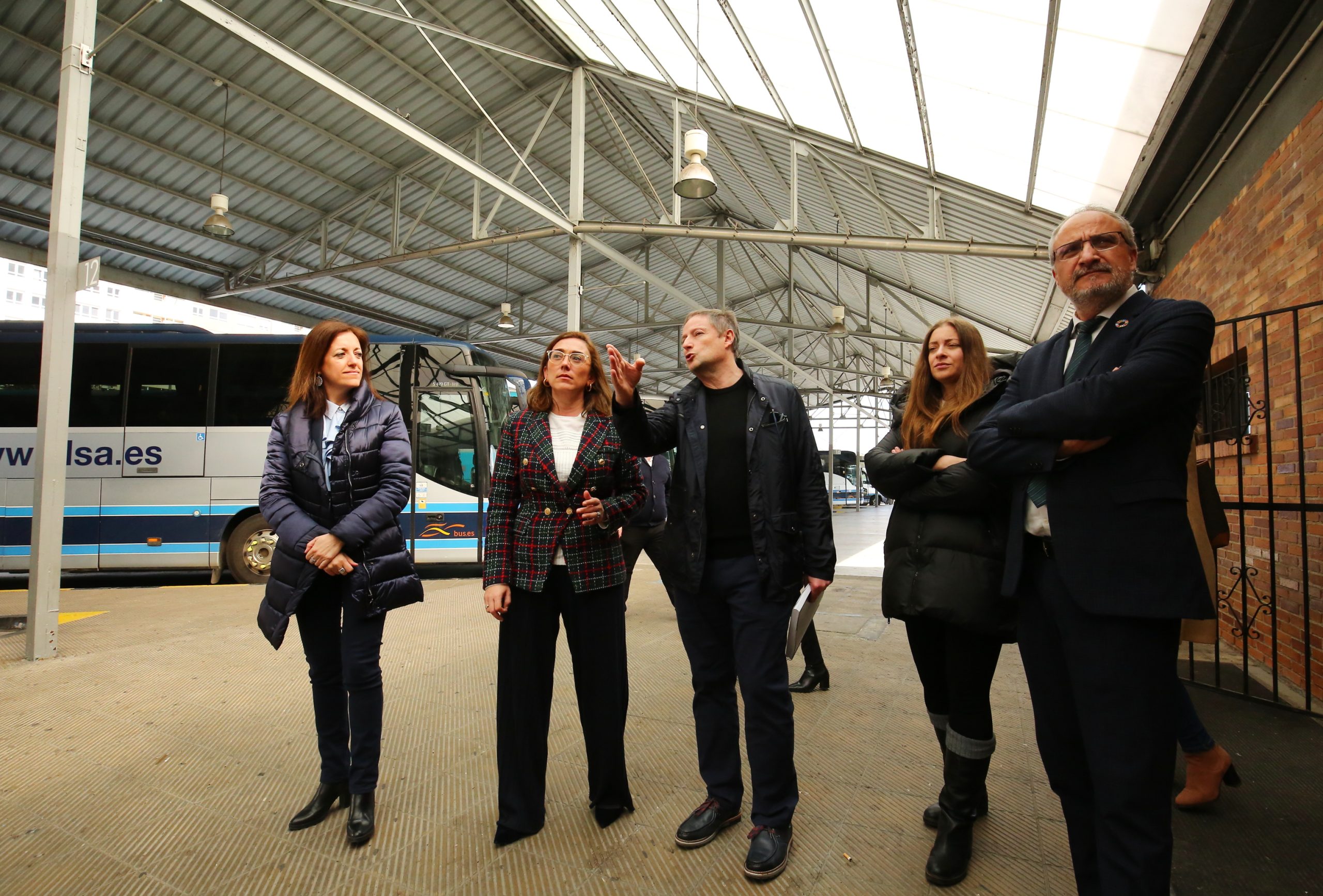 La consejera de Movilidad y Transformación Digital, María González Corral, visita la estación de autobuses de Ponferrada. / César Sánchez