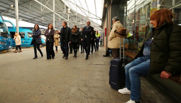 La consejera de Movilidad y Transformación Digital, María González Corral, visita la estación de autobuses de Ponferrada