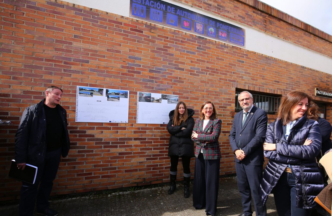 La consejera de Movilidad y Transformación Digital, María González Corral, visita la estación de autobuses de Ponferrada. / César Sánchez