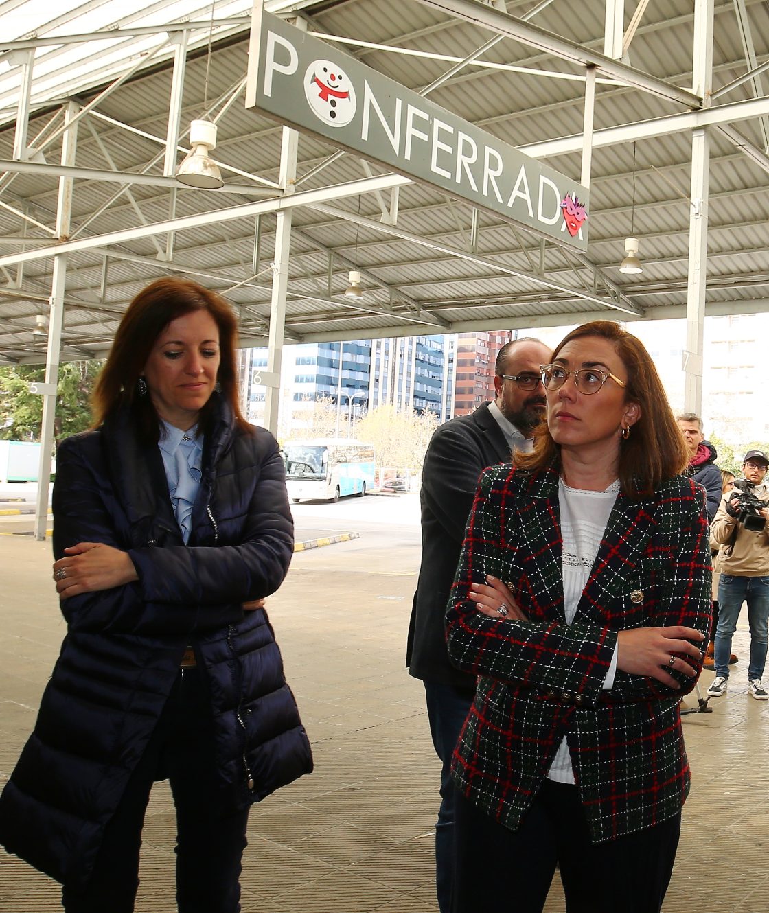 La consejera de Movilidad y Transformación Digital, María González Corral, visita la estación de autobuses de Ponferrada. / César Sánchez