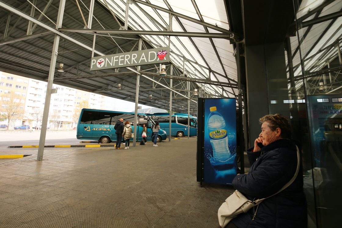 La consejera de Movilidad y Transformación Digital, María González Corral, visita la estación de autobuses de Ponferrada