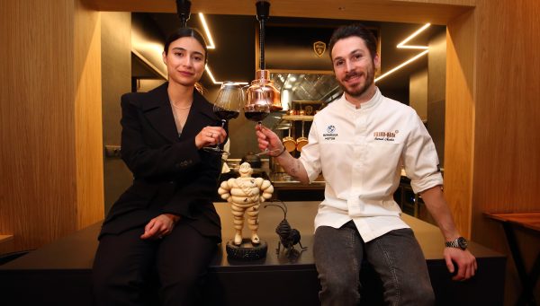 El equipo del restaurante Estrella Michelín 'Muna' en Ponferrada encabezado por el cocinero Samuel Naveira (C), y la sumiller y jefa de sala Génesis Cardona (3D), durante la presentación de la renovación del restaurante