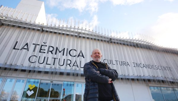 Arsenio Terrón, ante la sede de La Térmica Cultural