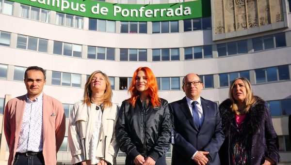 La astronauta leonesa de la Agencia Espacial Europea, Sara García, durante su visita el Campus de Ponferrada de la Universidad de León. / César Sánchez