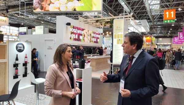 Carlos Fernández Carriedo visita la feria Prowein