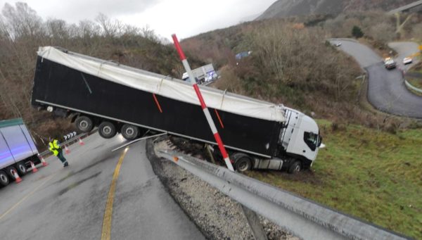 Accidente de un camión en la N-6, en las proximidades de Piedrafita