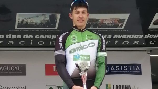 Adrián Prieto, con el trofeo como ganador de la Montaña en Zaratán