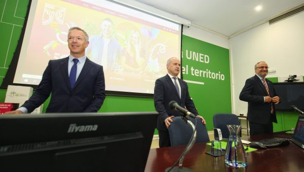 El presidente del Senado, Ander Gil (I), junto al alcalde de Ponferrada, Olegario Ramón (D), y el rector de la Uned, Ricardo Mairal Usón (C), durante su visita a Ponferrada