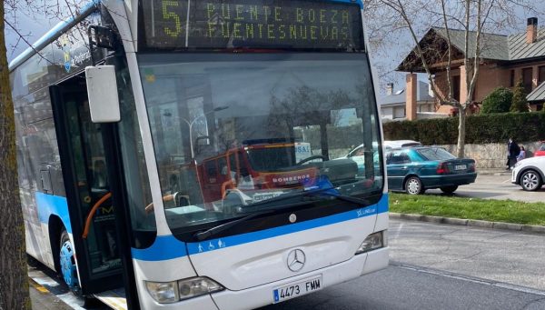 Imagen del autobús que se incendió este viernes en Ponferrada