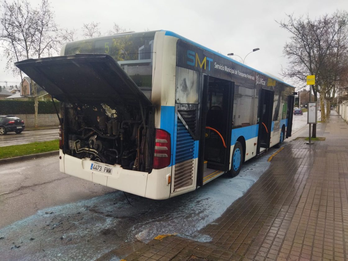 Autobús incendiado en Ponferrada