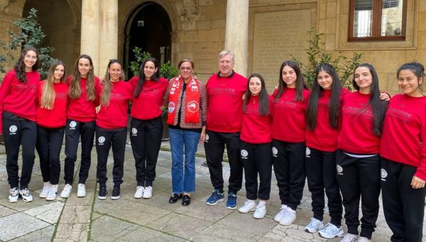 Jugadoras y entrenador del Bembibre Hockey posan junto a Susana Folla en la sede de la Diputación de León