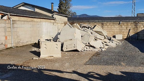 Demolición de la parte nueva del cementerio de Cacabelos