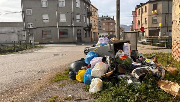 Contenedores volcados durante la huega de basura de Ponferrada