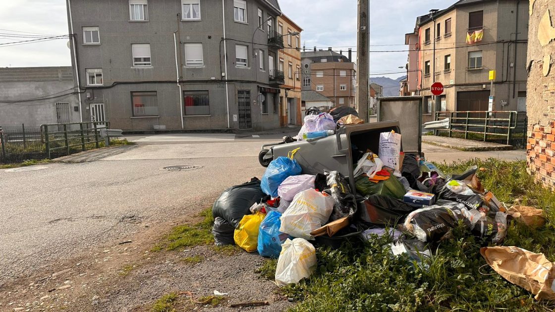 Contenedores volcados durante la huega de basura de Ponferrada