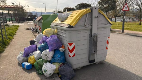 Contenedores durante la huega de basura de Ponferrada