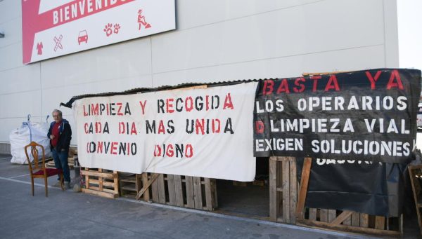 Carteles durante la huelga de recogida de basura en Ponferrada