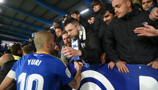 Yuri habla con aficionados de la Ponferradina tras la derrota ante el Cartagena